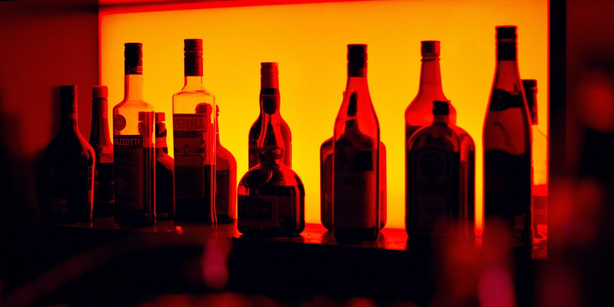 Alkoholos üvegek világító háttér előtt