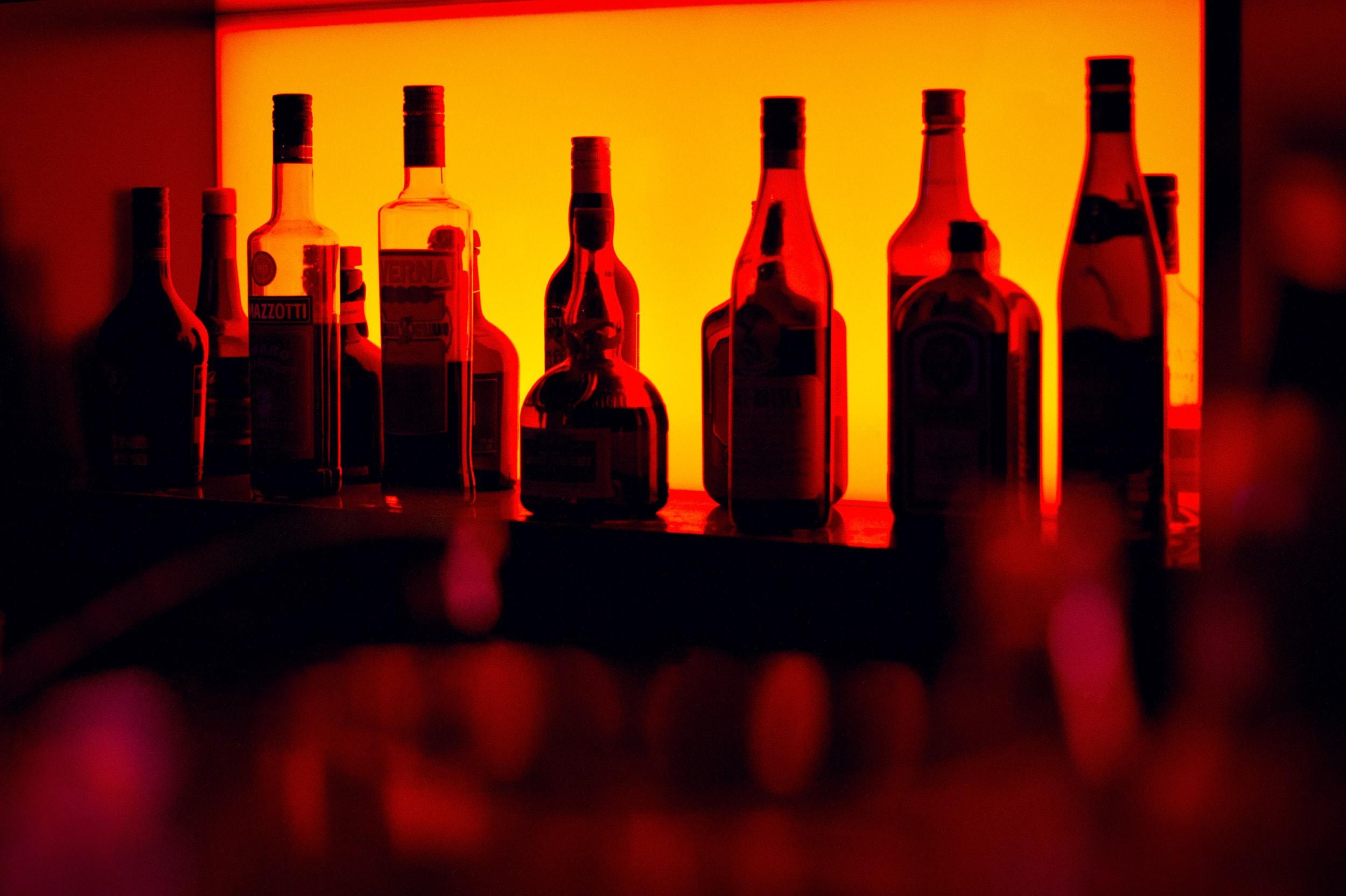 Alkoholos üvegek világító háttér előtt
