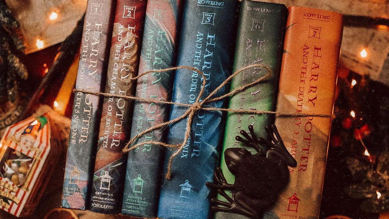 Harry Potter könyvek összeköve egy csokibékával