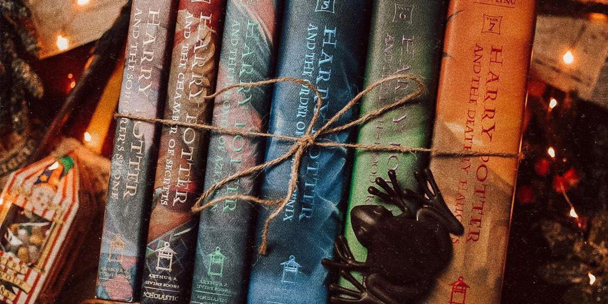 Harry Potter könyvek összeköve egy csokibékával