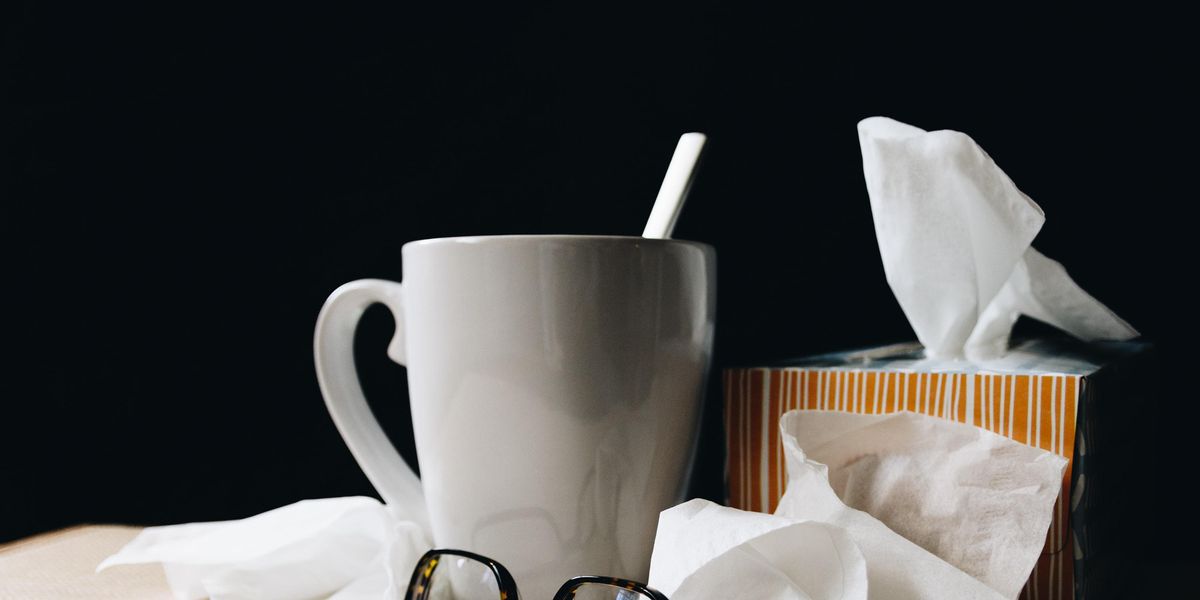 papírzsebkendő és szemüveg egy bögre tea mellett