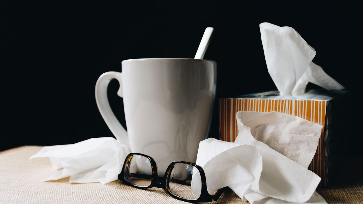 papírzsebkendő és szemüveg egy bögre tea mellett