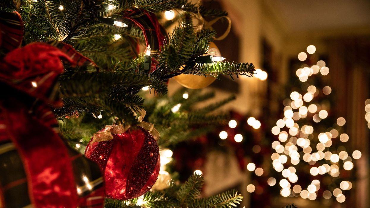 piros díszekkel dekorált karácsonyfa