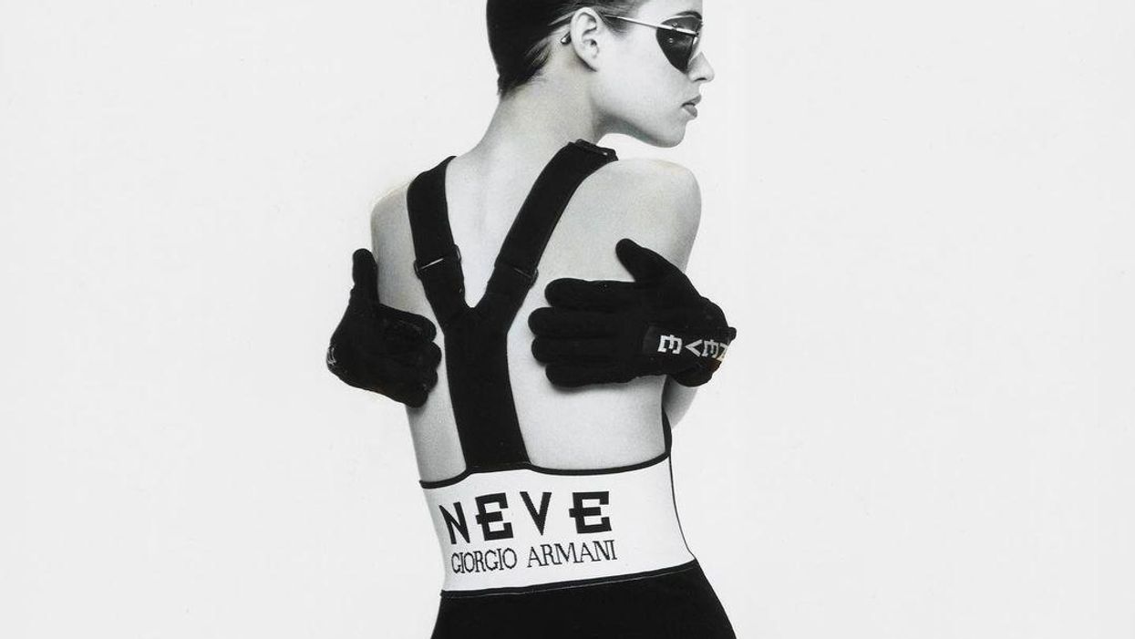 A Giorgo Armani Neve kampányának egyik darabja, amit egy nő visel