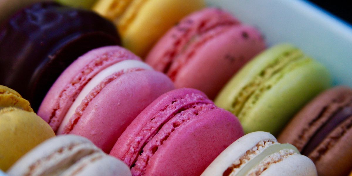 sok színes macaron édesség