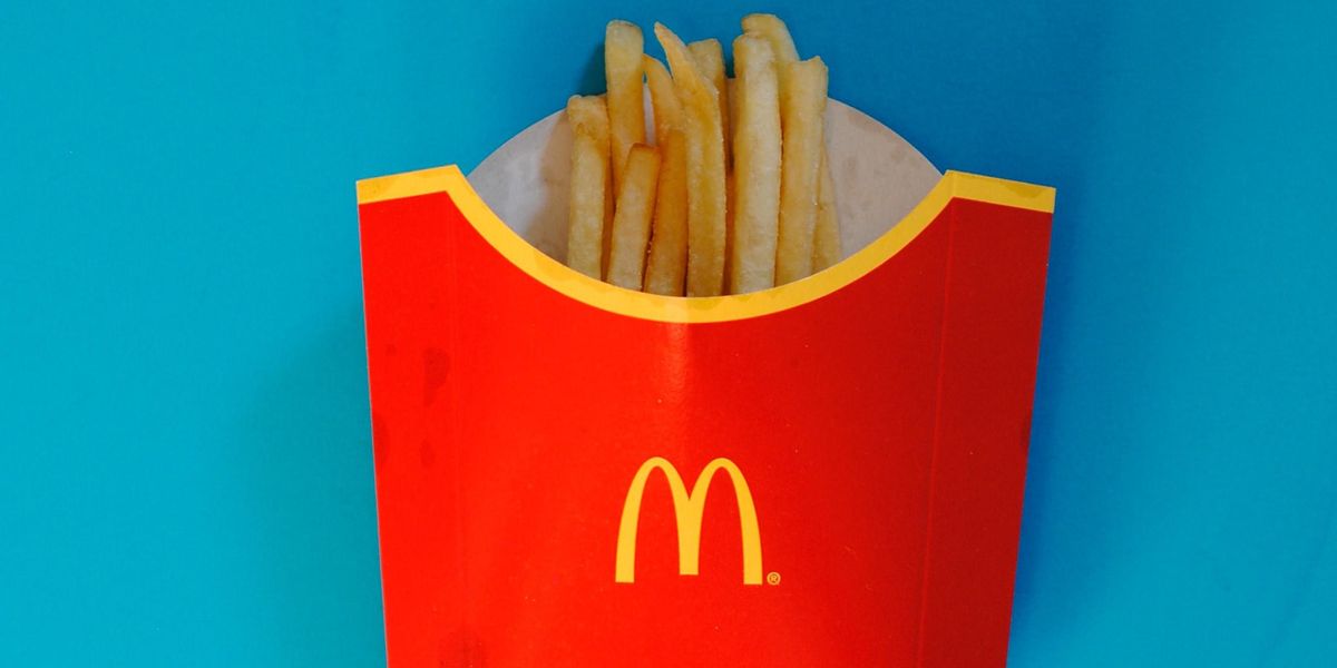 McDonald's-os sült krumpli kék háttér előtt