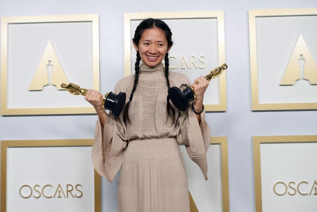 Chloé Zhao a legjobb rendezőnek járó Oscar-díjjal a kezében az Oscar-díjátadón