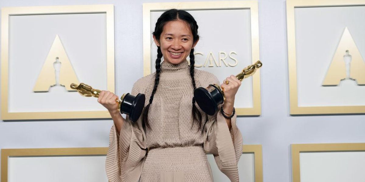 Chloé Zhao a legjobb rendezőnek járó Oscar-díjjal a kezében az Oscar-díjátadón