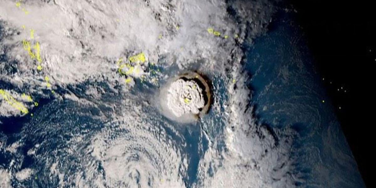 A tongai vulkánkitörés űrből készült képe