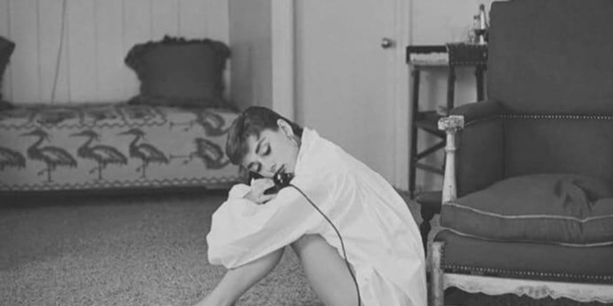 Audrey Hepburn ül a földön és telefonál a LIFE Magazine fotózásán, 1953-ban
