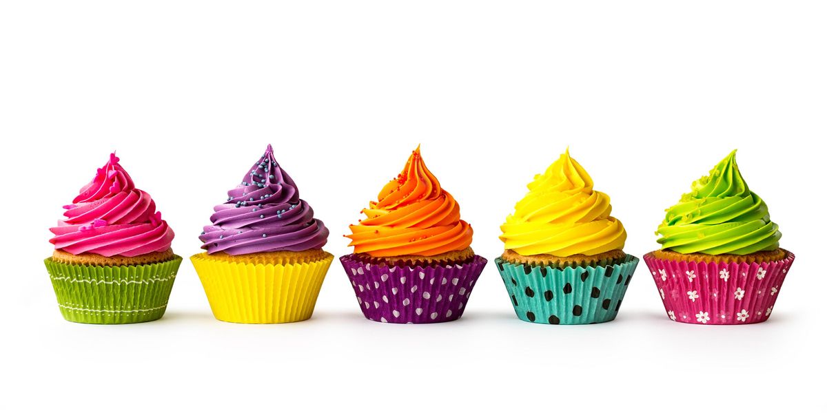 Színes cupcake-ek fehér alapon