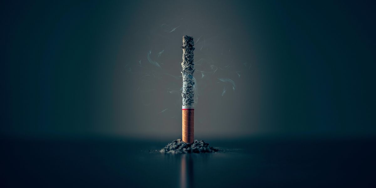Egy hamvadó cigarettaszál