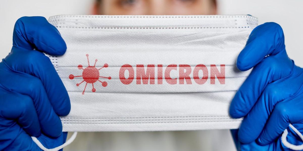 Omikron feliratú maszkot tartó orvosi kéz