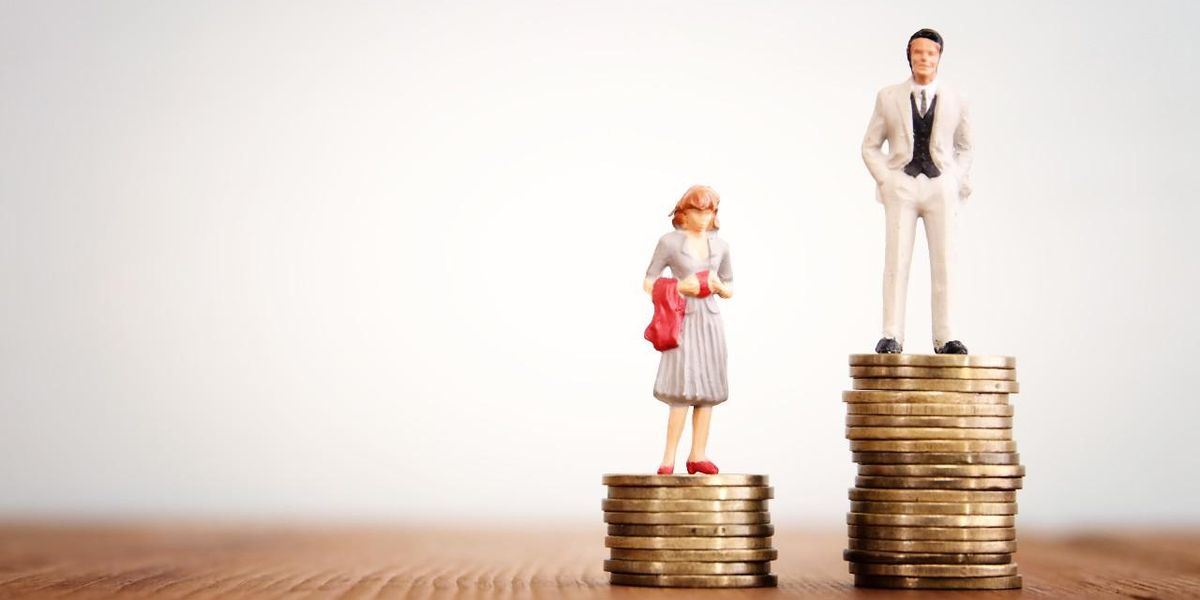 Nemek közti bérszakadék - kevesebb pénzérmén álló női figura, több pénzérmén álló férfi figura