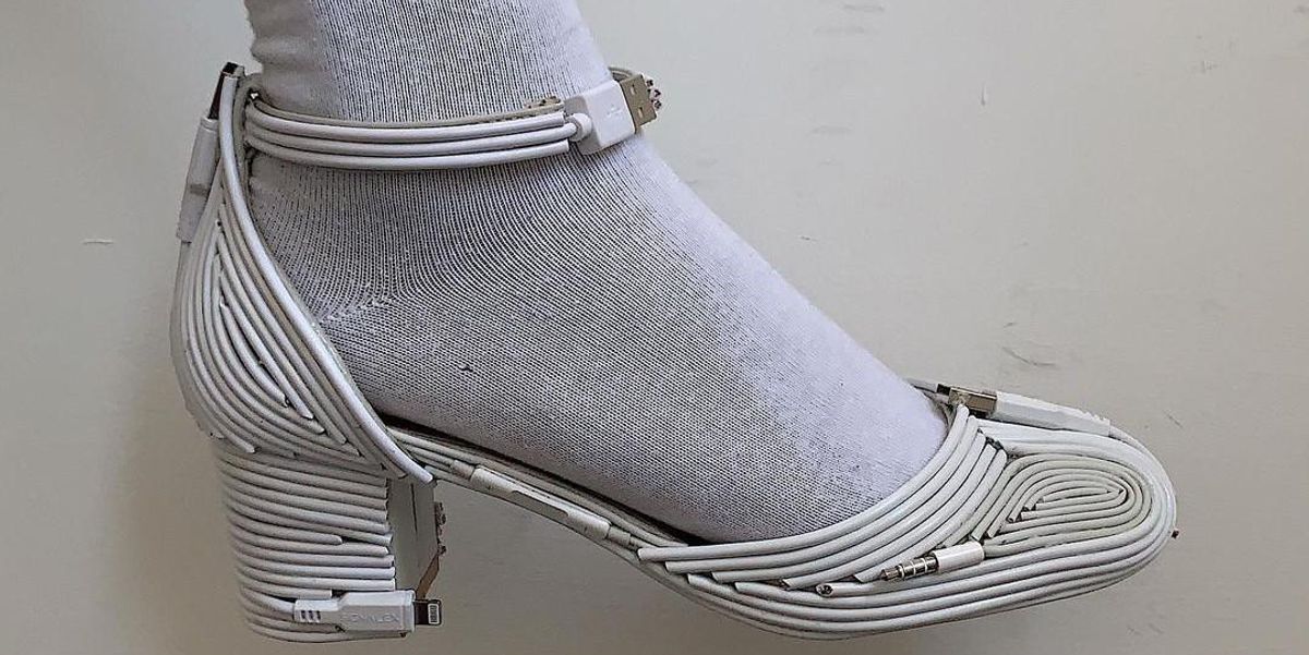USB-kábelből készült lábbeli