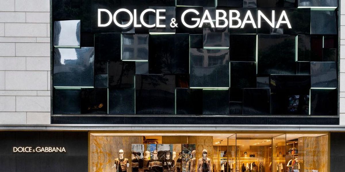 Vásárlók állnak sorba a Dolce & Gabbana hongkongi üzlete előtt 2021 augusztusában