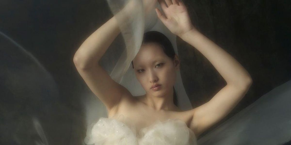 Vivienne Westwood 2022-es menyasszonyi ruhakollekciójának egy darabja