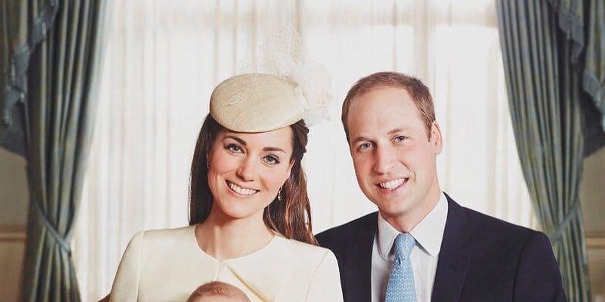 Kate Middleton és Vilmos herceg egyik gyermekükkel