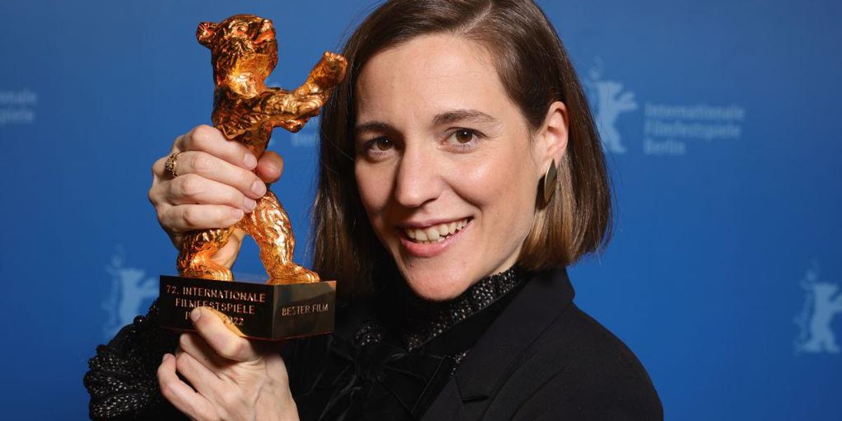 Carla Simon Alcarras című filmjét tüntették ki a legjobb filmnek járó Arany Medve díjjal a 72. Berlini Nemzetközi Filmfesztiválon