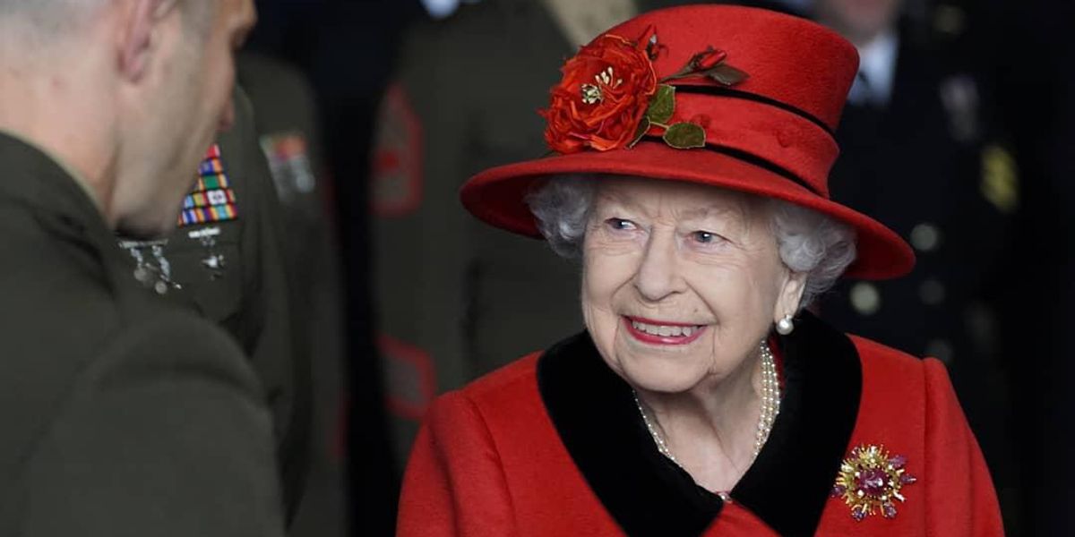 II. Erzsébet királynő piros ruhában