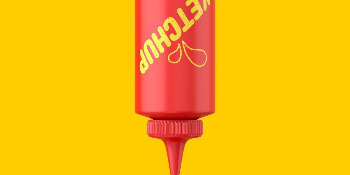 Ketchup sárga háttér előtt