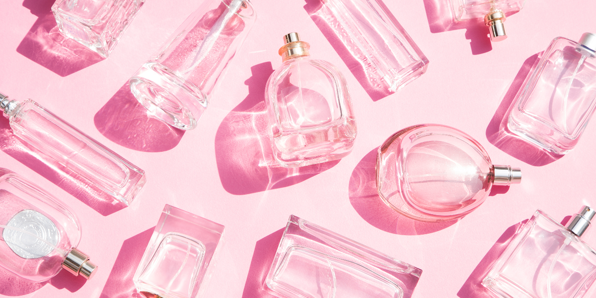 Parfümös üvegek rózsaszín háttér előtt