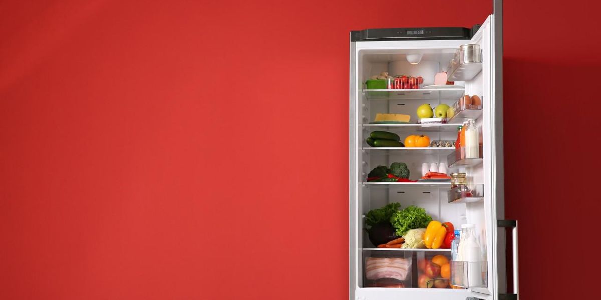 Nyitott hűtőszekrény tele ételekkel 