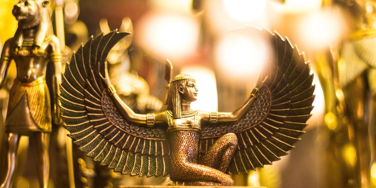 Egy egyiptomi istenség szobra