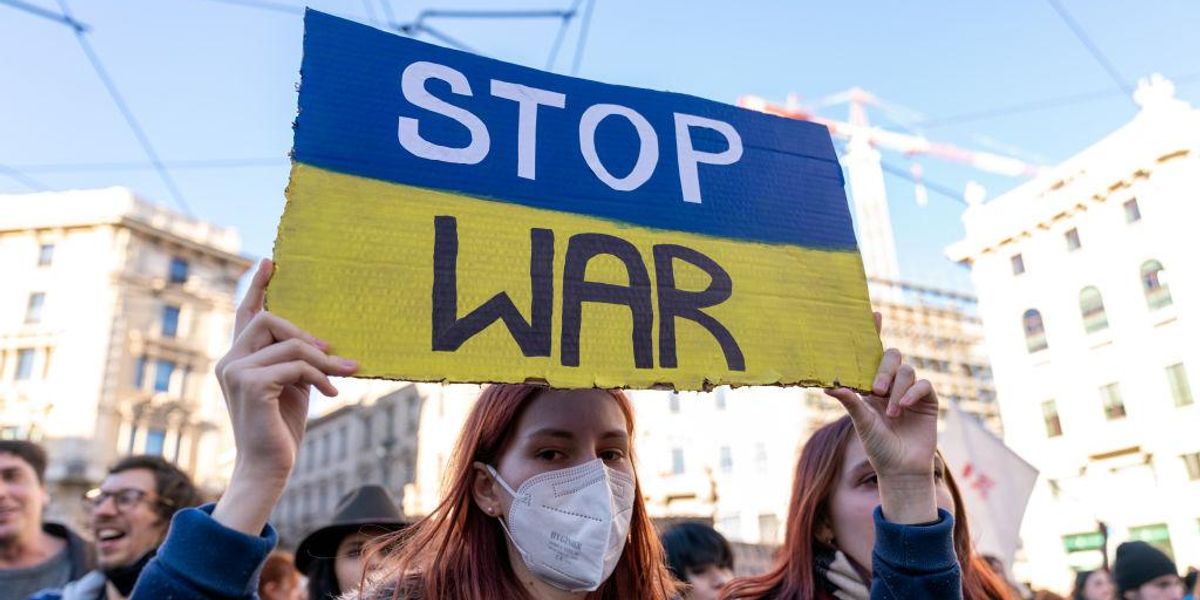 Tüntetők vonulnak az utcára Milánóban, hogy tiltakozzanak az ukrajnai orosz invázió ellen