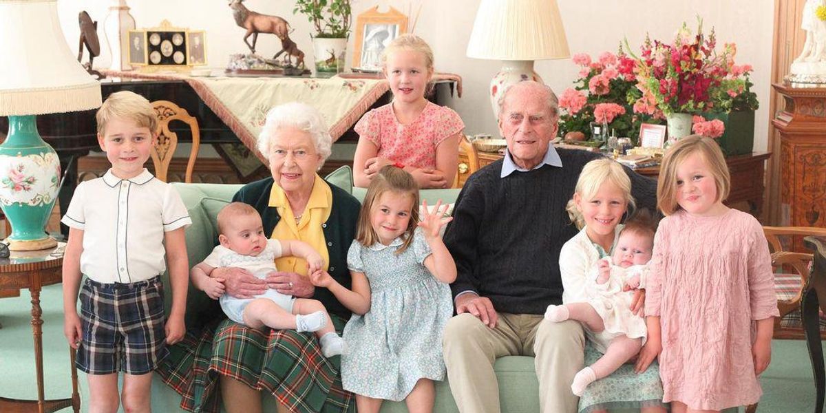 II. Erzsébet királynő és Fülöp herceg a legfiatalabb családtagokkal