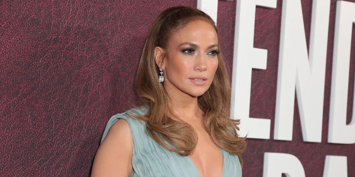 Jennifer Lopez a The Tender Bar című film Los Angeles-i premierjén a TCL Chinese Theatre-ben 2021. december 12-én Hollywoodban