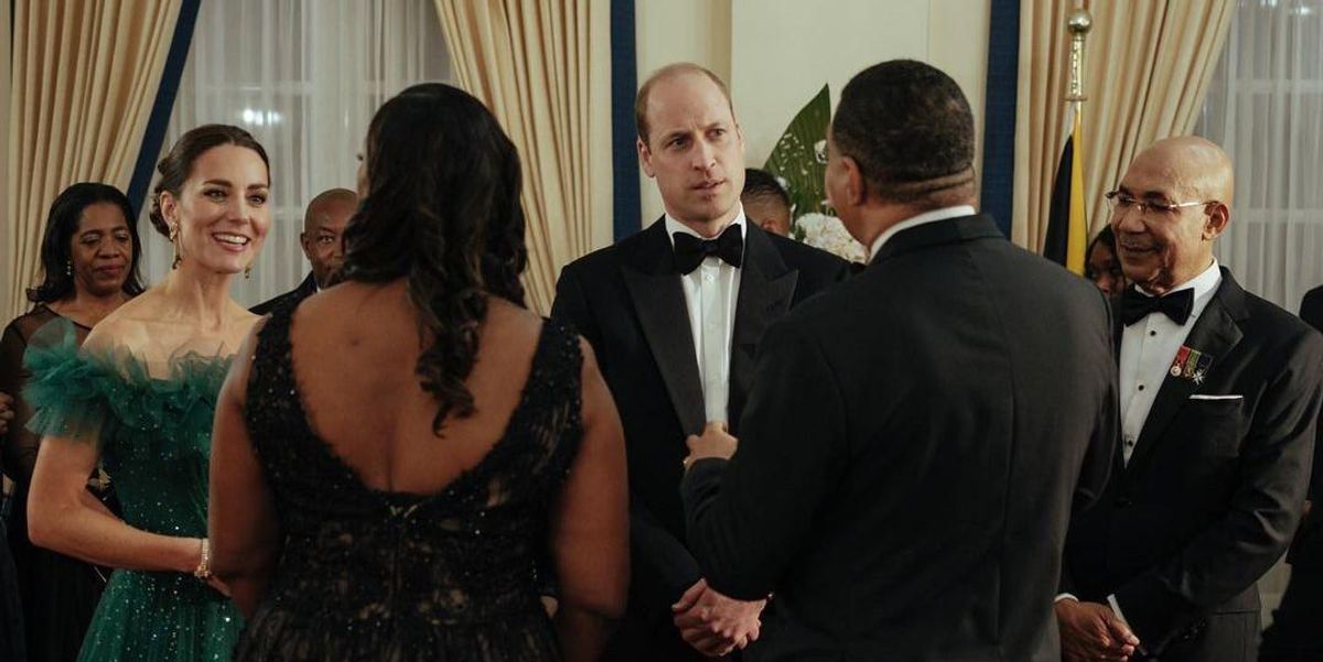 Kate Middleton és Vilmos herceg két emberrel beszélget
