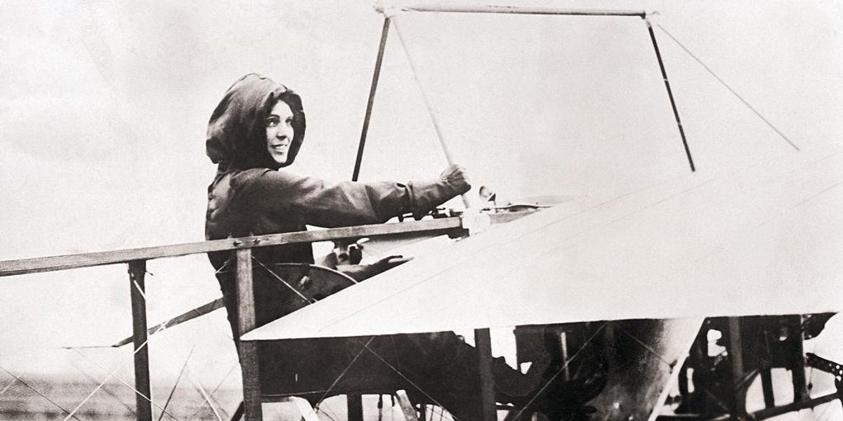 Harriet Quimby a Bleriot XI-es repülőgépben ül, amellyel 1912. április 16-án átrepülte a La Manche-csatornát. Nemcsak ő volt az első nő, aki teljesítette ezt a feladatot, hanem 1911-ben ő lett az első nő, aki pilótaengedélyt kapott.
