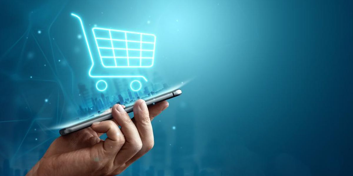 Mobiltelefon felett bevásárlókocsi hologramja. Online vásárlás, online áruház alkalmazás okostelefonon.