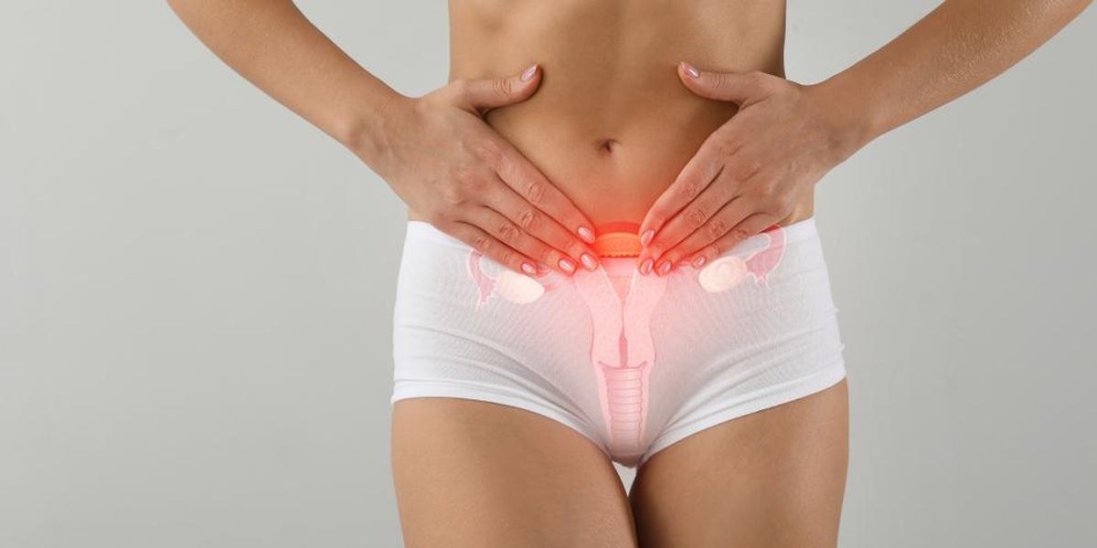 Fiatal nőnek fáj a hasa az endometriózistól