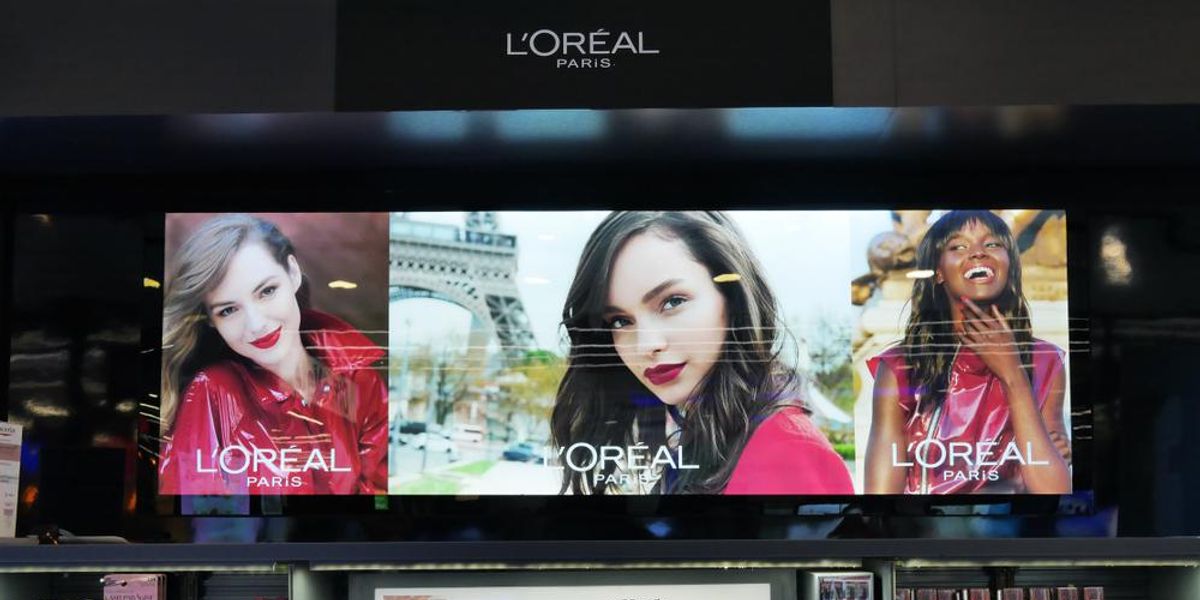 L'Oreal Paris márkájú termékek egy thaiföldi szupermarket polcain