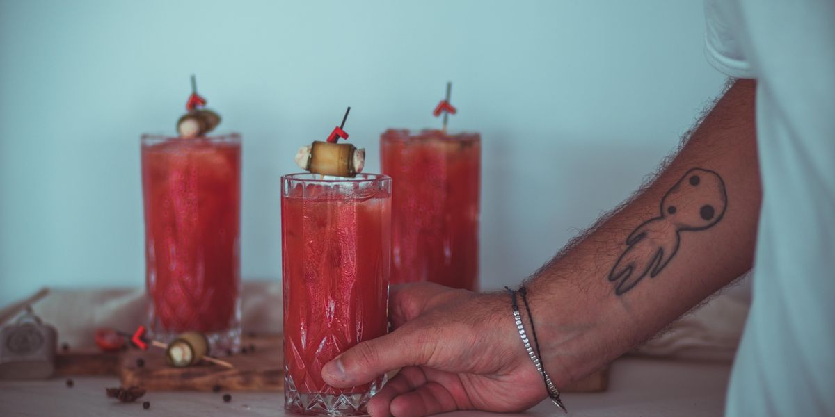 Valaki egy pohár Bloody Mary koktél után nyúl
