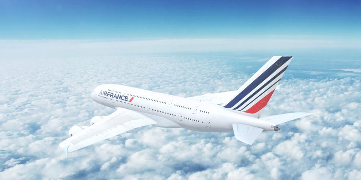 Az Air France Airbus A380-as kereskedelmi utasszállító repülőgépe repül magasan az égen, a felhők felett. 