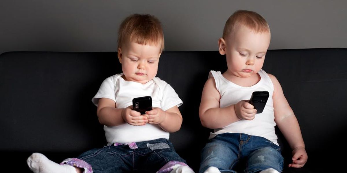 Kisgyerekek mobiltelefonoznak