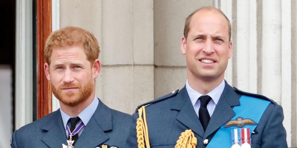 Harry és Vilmos herceg a Buckingham-palota erkélyéről nézik a Királyi Légierő százéves fennállásának alkalmából tartott repülést 2018. július 10-én