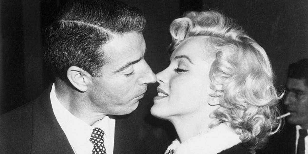 Joe DiMaggio és Marilyn Monroe csókja házasságkötésük után a kaliforniai San Franciscóban lévő bírói hivatalban.
