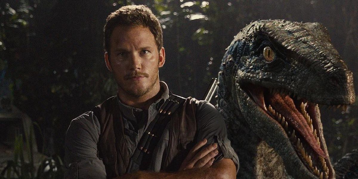Chris Pratt a Jurassic World díszletében