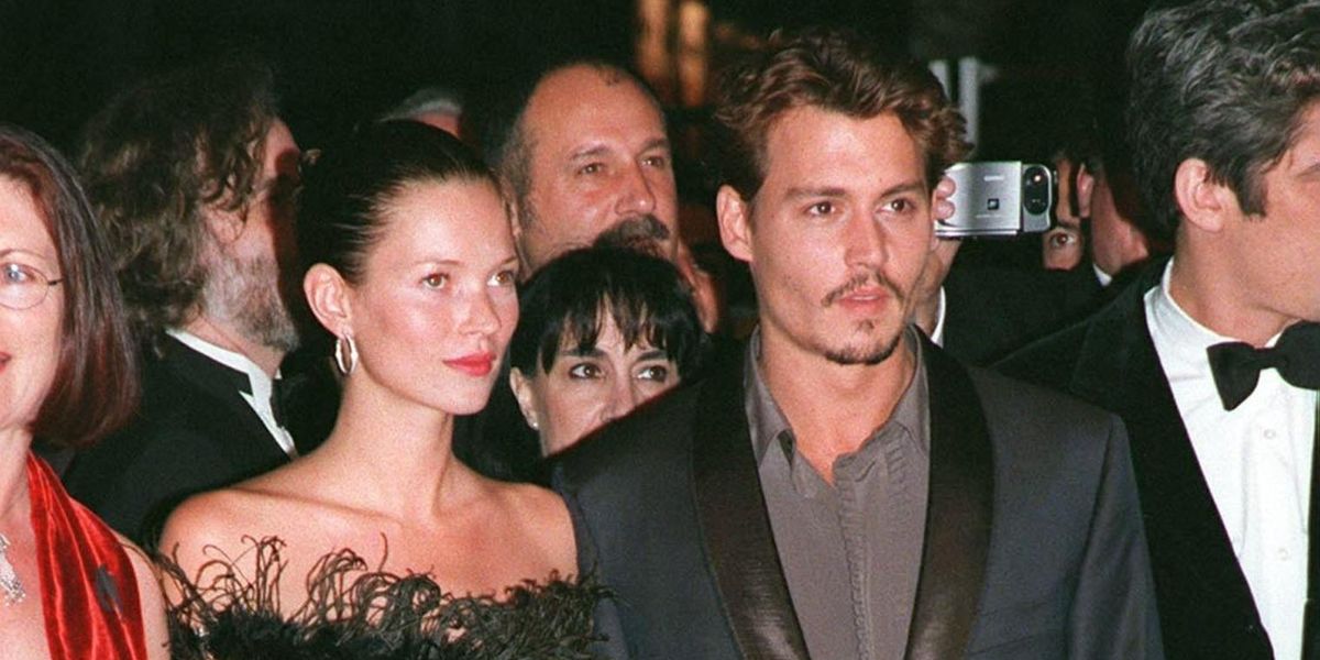 Johnny Depp és Kate Moss egymás mellett állnak elegáns ruhában