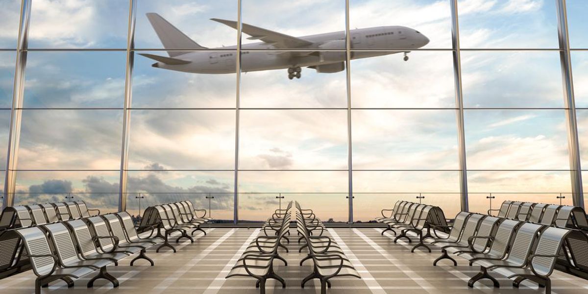 A repülőtér ablakából nézve felszáll egy járat