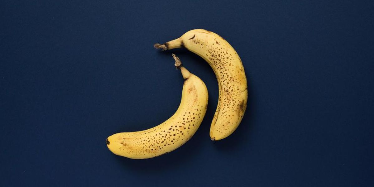 Két érett, pöttyös banán sötétkék háttéren