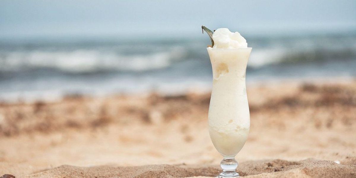 Egy pohár Piña Colada a tengerparton