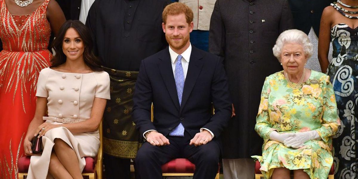 Meghan Markle, Sussex hercegnéje, Harry herceg, Sussex hercege és II. Erzsébet brit királynő a királynő fiatal vezetői díjátadó ünnepségén a Buckingham-palotában 2018. június 26-án Londonban