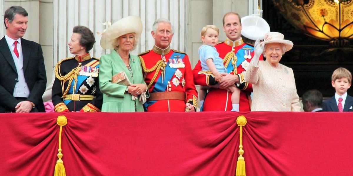 Kamilla hercegné, Károly herceg, II. Erzsébet királynő, György herceg és Vilmos herceg a Buckingham-palota erkélyén 2015-ben