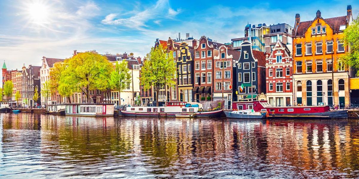 Az Amstel folyót övező színes házak Amszterdamban