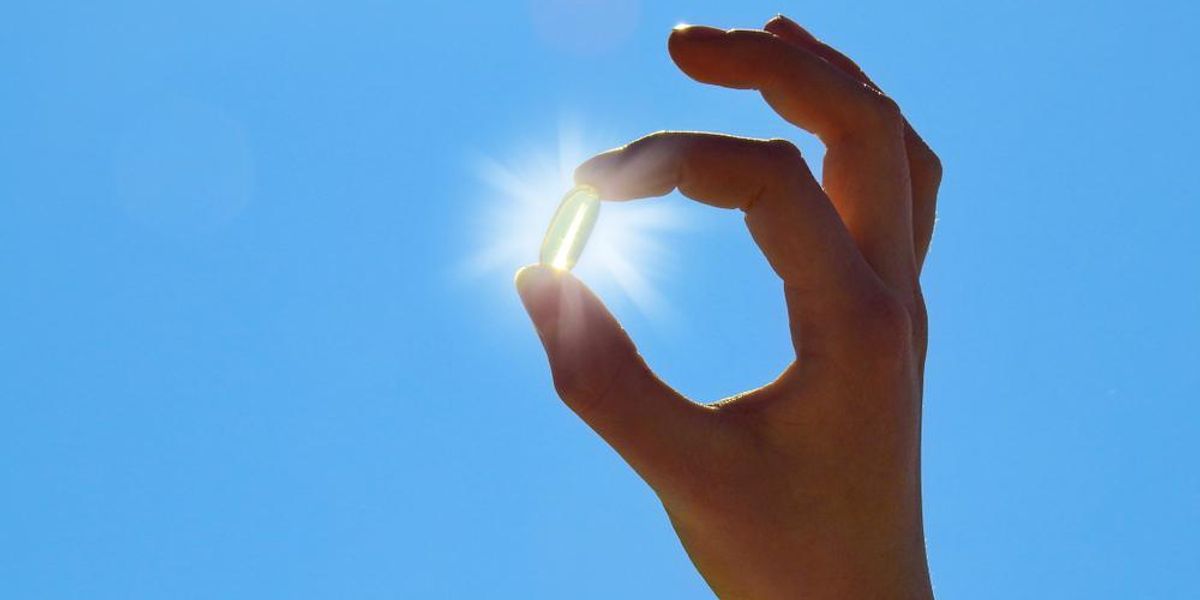 D-vitamint a Nap elé tartó kéz